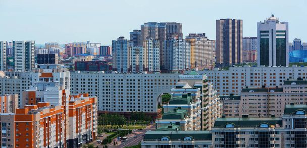 Budynki mieszkalne i administracyjne w centrum stolicy Kazachstanu - miasto Astana - Zdjęcie, obraz