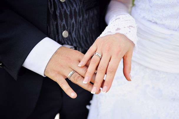 mãos da noiva e noivo com anéis - Foto, Imagem