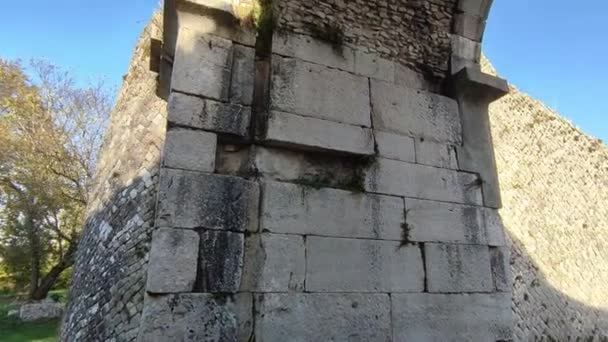 Sepino, Molise, Italië 17 november 2023: Ruïnes van de oude Samnitische stad uit de 4e eeuw voor Christus. doorgegeven onder Romeinse heerschappij in de 1e eeuw v.Chr.. - Video