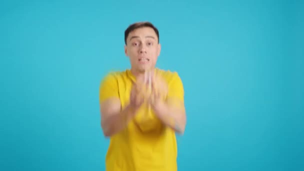 Vidéo de fou et drôle homme dansant comme confettis tombe sur lui - Séquence, vidéo