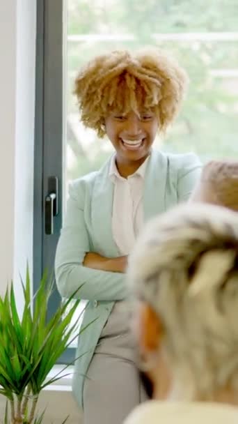 Zpomalené video afrického manažera usmívajícího se na setkání se spolupracovníky - Záběry, video