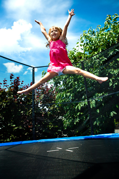 springen in de tuin - Foto, afbeelding