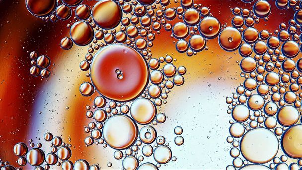 Abstrato Colorido Food Oil Drops Bolhas e esferas Fluindo na superfície da água, macrofotografia - Foto, Imagem
