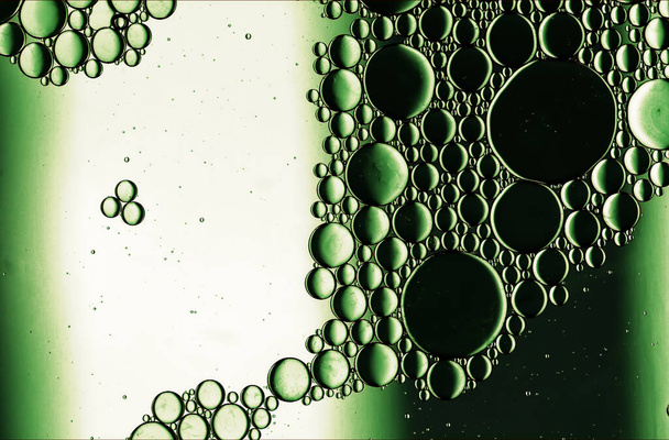 Huile alimentaire colorée abstraite gouttes bulles et sphères qui coulent sur la surface de l'eau, macro Photographie - Photo, image
