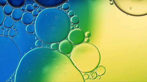Abstraktní barevné kapky potravinového oleje Bubliny a koule tekoucí po vodní hladině, makrofotografie - Fotografie, Obrázek