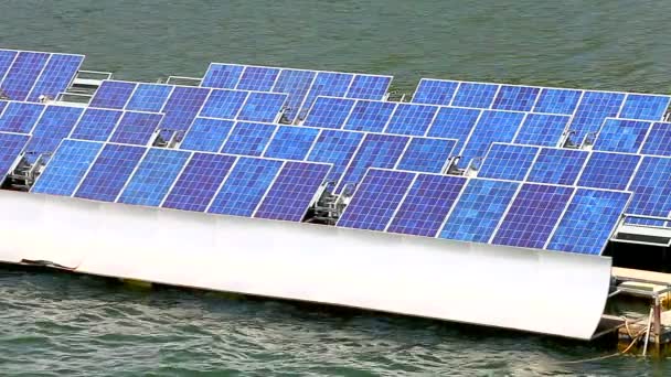 Solární panely na vodě - Záběry, video