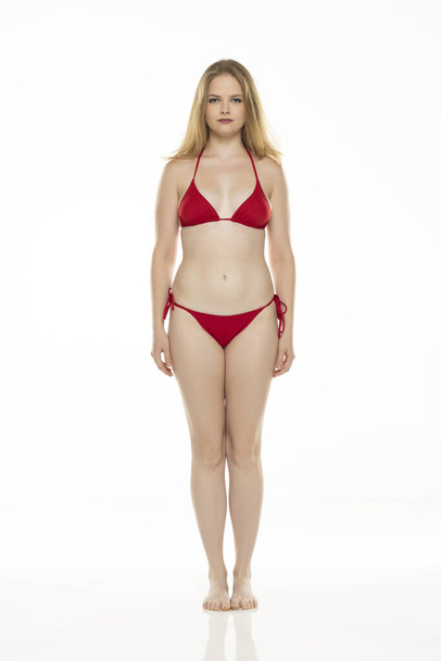 Teljes test, első nézet fiatal szőke nő bikini pózol fehér stúdió háttér - Fotó, kép