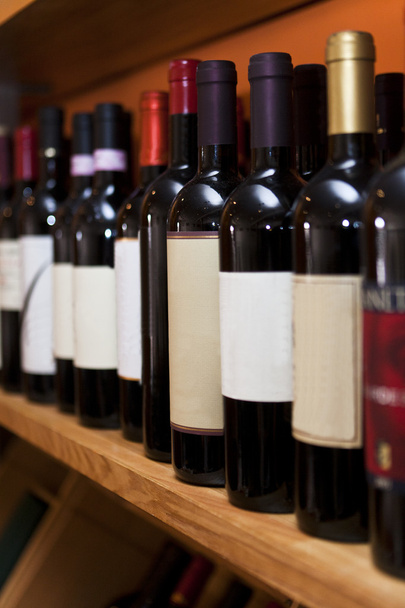 botellas de vino en una fila - Foto, Imagen