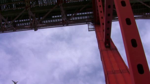 赤い橋の上を飛んで飛行機通過 - 映像、動画