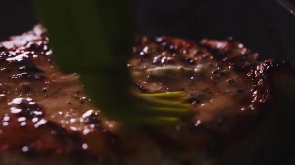 La bistecca di Tomahawk viene spalmata di burro mentre si prepara. - Filmati, video