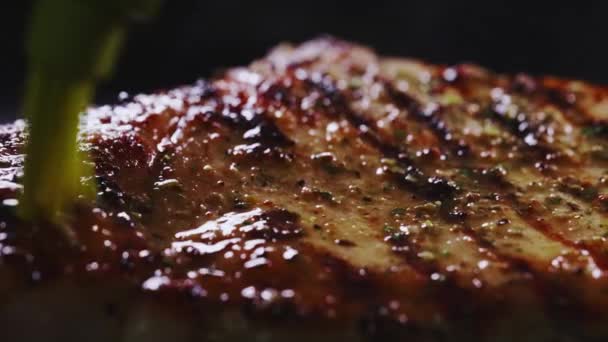 Tomahawk steak je potřísněn máslem, zatímco se připravuje. - Záběry, video