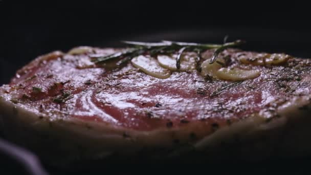 Rohe Tomahawk-Steaks mit Gewürzen in der Pfanne. - Filmmaterial, Video