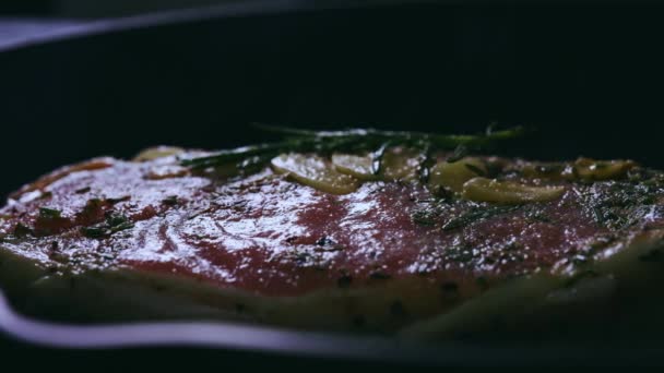 Rohe Tomahawk-Steaks mit Gewürzen in der Pfanne. - Filmmaterial, Video