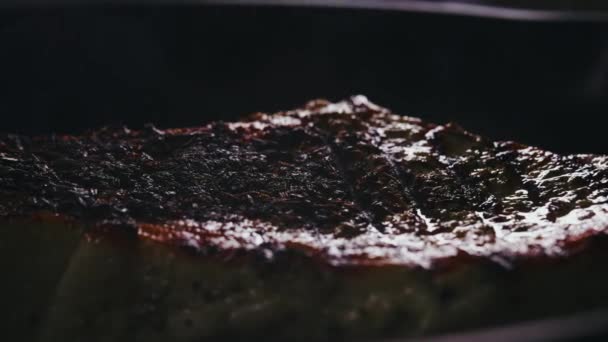 味付けされたトマホークステーキはフライパンで調理されます. - 映像、動画