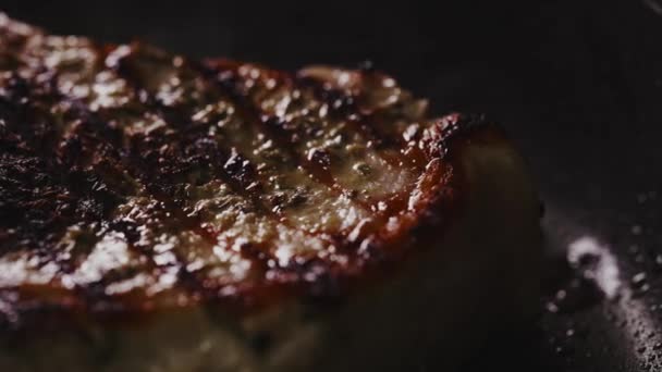 Le steak tomahawk assaisonné est cuit dans une poêle. - Séquence, vidéo