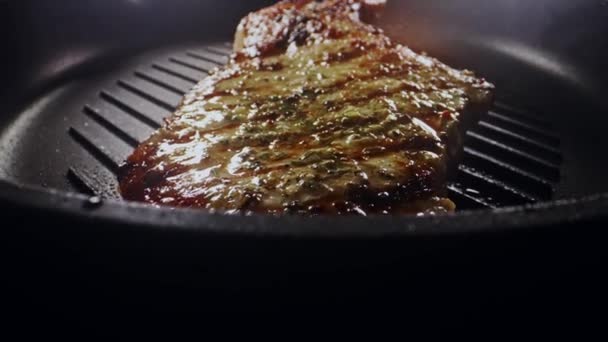 Ochucený tomahawk steak se vaří na pánvi. - Záběry, video
