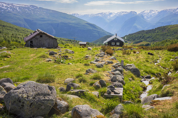 Seter, gospodarstwo górskie wykorzystywane w sezonie letnim; osada budynków wykorzystać do obszarów wypasu, które nie nadają się do zamieszkania przez cały rok, wzdłuż Aurlandsfjellet malowniczej trasy. - Zdjęcie, obraz
