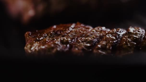 味付けされたトマホークステーキはフライパンで調理されます. - 映像、動画