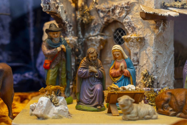 木彫りの宝石イエスの物語は馬の家で生まれました - 写真・画像