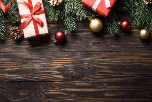 Noel hediyeleri ve tahta arka planda tatil süslemeleri. Düz görünüm. - Fotoğraf, Görsel