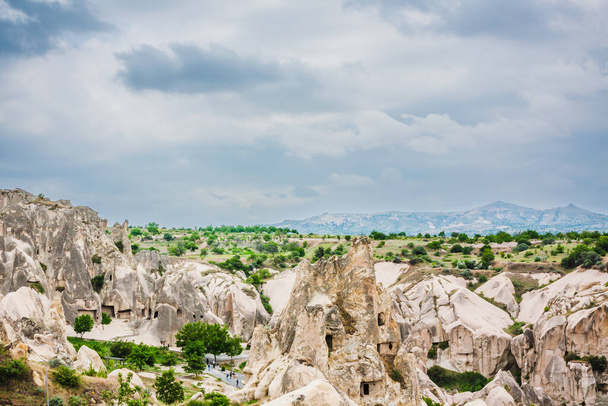 Skalnatá krajina v Kappadokii, Turecko. Cestujte do Cappadocie. Neobvyklá polopouštní pohoří. Úžasná skalnatá letní krajina v Cappadocia Goreme - Fotografie, Obrázek