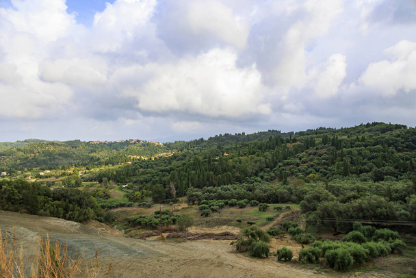 Вид на лісисті пагорби та оливкові дерева біля Сидарі на острові Корфу під хмарним небом - Фото, зображення