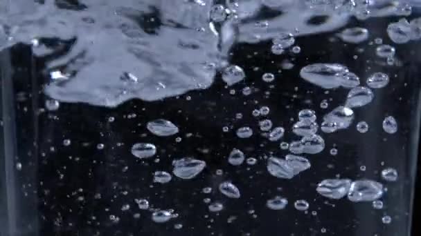 Ultra-Zeitlupe Wasser in Glasbecher gießen - Hochgeschwindigkeitskamera erfasst - Filmmaterial, Video