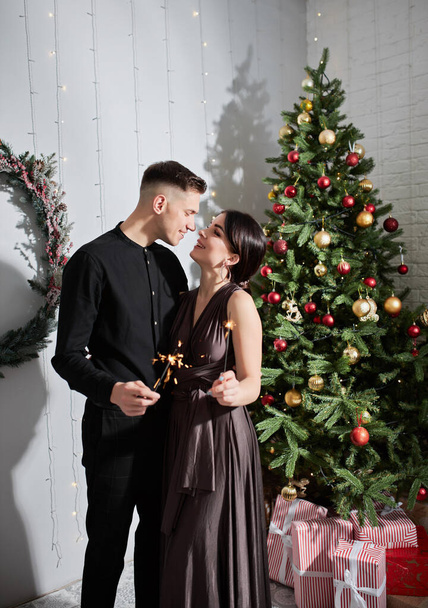 Romantische verliebte Paare freuen sich über gemeinsame Winterurlaube in guter Laune - Foto, Bild