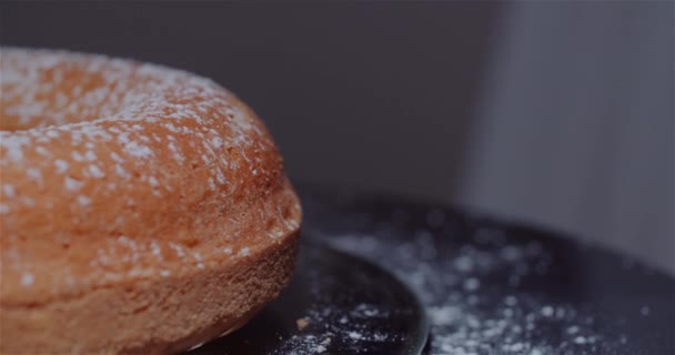 Közelkép a frissen sült gyümölcstortáról - Felvétel, videó