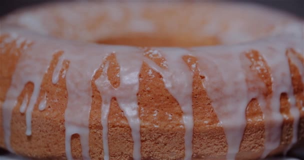 Крупним планом шматок свіжоспеченого фруктового торта - Кадри, відео