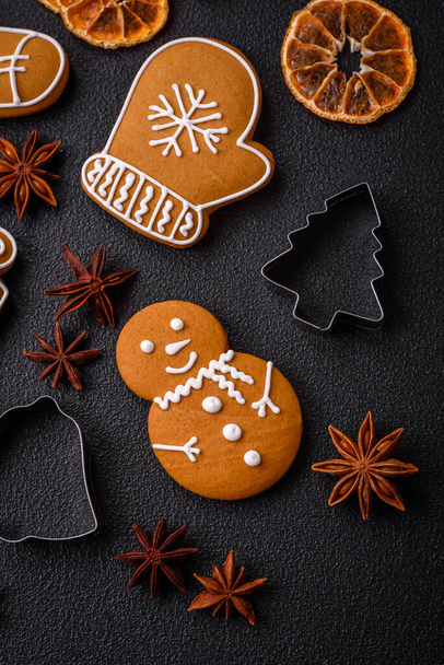 Delicious gingerbread cookies with honey, ginger and cinnamon. Winter composition - Foto, Bild