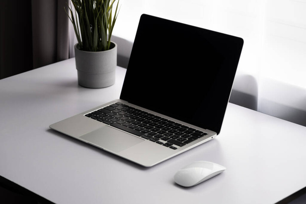 Biały stół, laptop i mysz komputerowa gotowe do pracy w domu. Laptop z pustym ekranem na stole i niewyraźne tło. - Zdjęcie, obraz