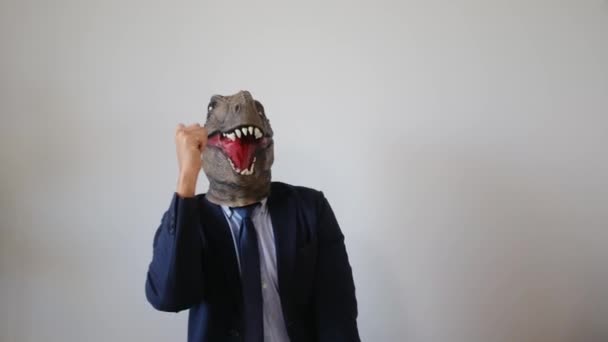 επιχειρηματίας με μάσκα δεινοσαύρου με γροθιές - Πλάνα, βίντεο