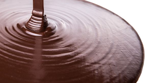 Verter líquido de chocolate caliente
 - Foto, imagen