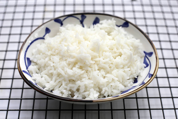 arroz cocido en un tazón - Foto, imagen