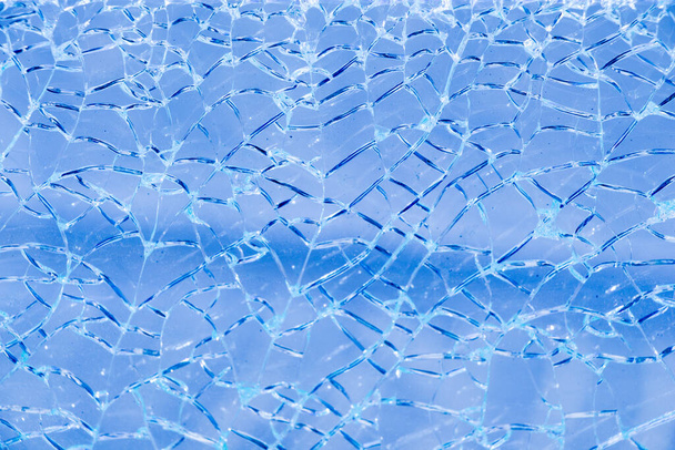 Roztříštěné sklo s prasklinami jako pozadí - Fotografie, Obrázek