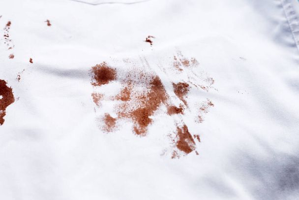 Brudna plama czekoladowa na białej koszuli - Zdjęcie, obraz