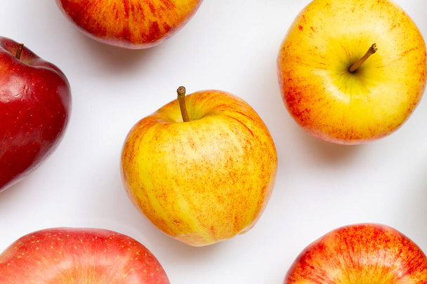 Variedad de manzanas frescas sobre fondo blanco. - Foto, Imagen