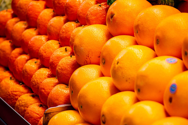 スペイン,マラガのアタラサナセントラルマーケットで新鮮な果物の多様性を楽しむ - 写真・画像