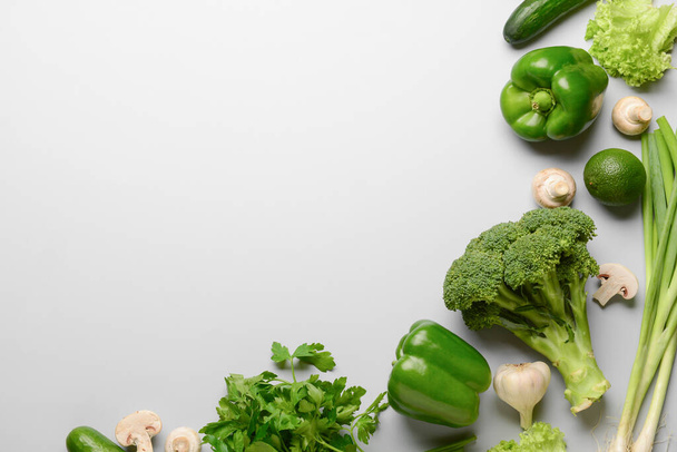 Verse groenten, fruit en champignons op witte achtergrond - Foto, afbeelding
