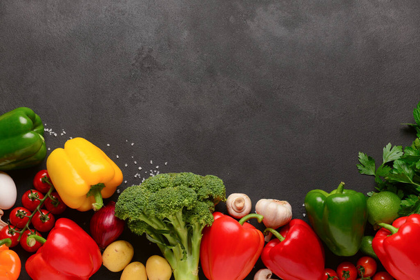 Свежие овощи, фрукты и грибы на черном фоне - Фото, изображение