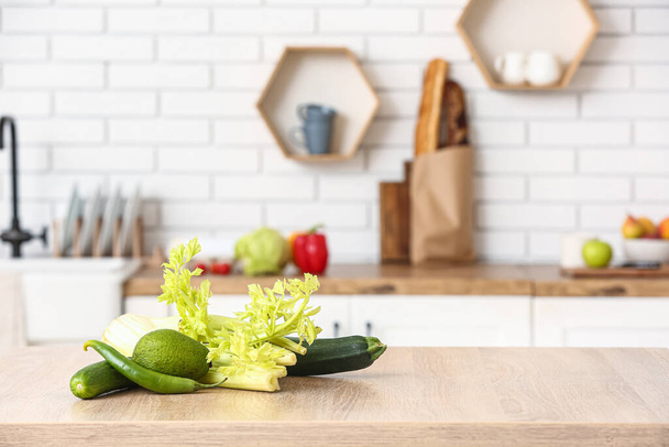 verdure fresche su tavolo di legno in cucina moderna
 - Foto, immagini