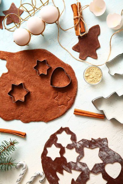 Massa fresca e ingredientes para biscoitos de gengibre de Natal no fundo gradiente - Foto, Imagem