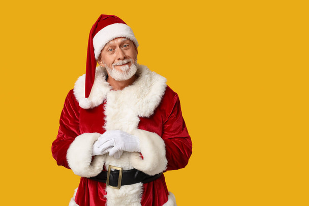 Крутий Санта Клаус на жовтому тлі - Фото, зображення