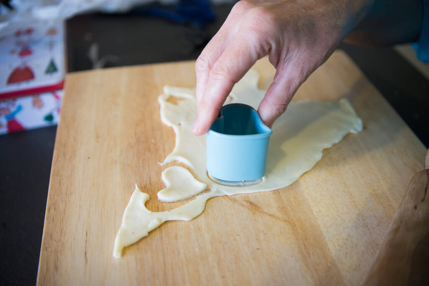 Жінка рука робить печиво у формі серця. Домашня кухня, Іспанія - Фото, зображення