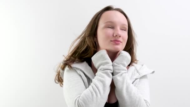 jong Kaukasisch meisje draagt casual sweatshirt knuffelen zichzelf gelukkig en positief, glimlachend zelfverzekerd. zelfliefde en zelfzorg - Video