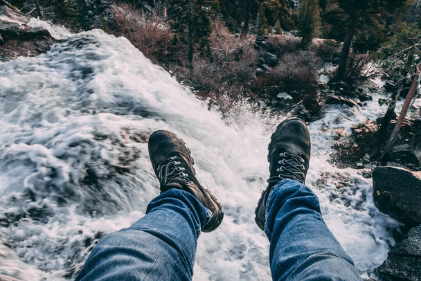 Ноги за край водопада  - Фото, изображение