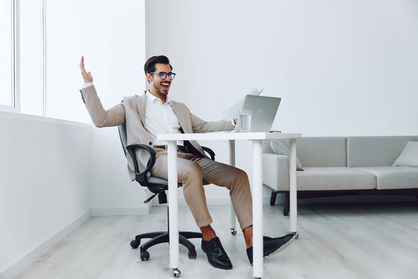Молодий чоловік документує зв'язок планування розумного бізнесмена робота офіс менеджер сорочки костюм компанії переможець працівник тримає працівника привабливий папір, дивлячись щасливий корпоративний ноутбук - Фото, зображення