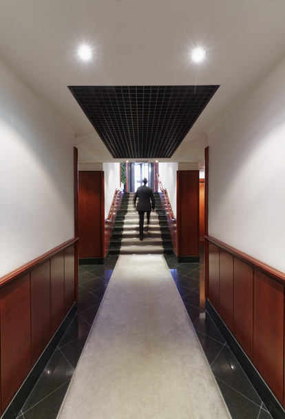 Επιχειρηματίας περπάτημα στο διάδρομο μια εταιρική κτίριο - Φωτογραφία, εικόνα