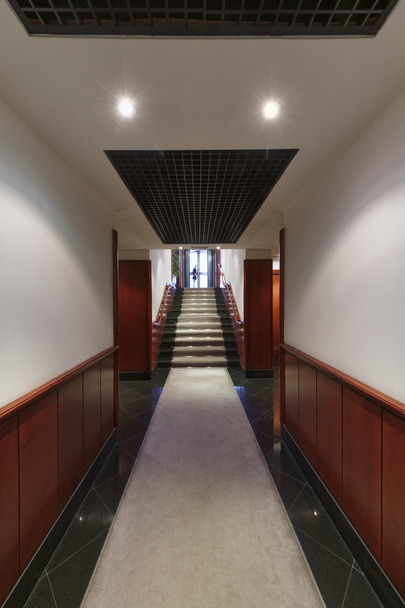 Διάδρομος κτίριο της επιχείρησης και την είσοδο - Φωτογραφία, εικόνα